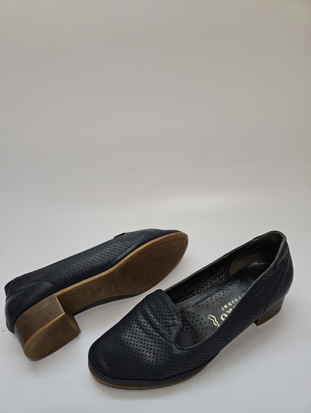 PISHRO LEATHER Black Perforated Low Heel Women's Loafers Sz 9